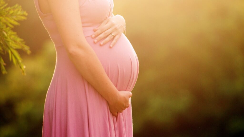 Is it normal to feel hot during pregnancy? Know its causes and remedies